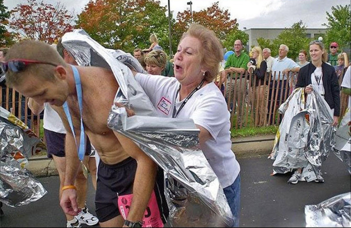Emergency Survival Blanket - Thermal Mylar Space Blanket for Outdoor Safety